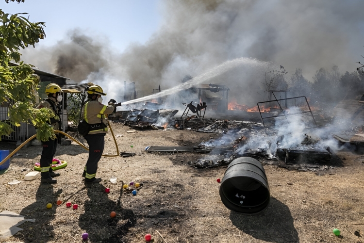 L'ADF treballant en un incendi de les barraques que hi havia a Can Llong